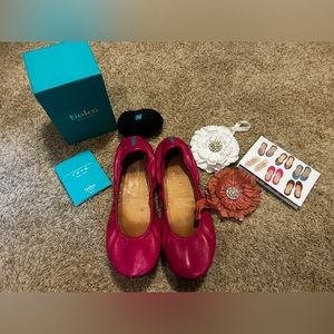 Tieks Fuchsia size 8 with tote bag and two flowers plus stain paint.